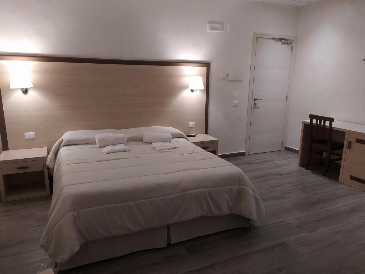 Hotel Holiday Foggia Kültér fotó