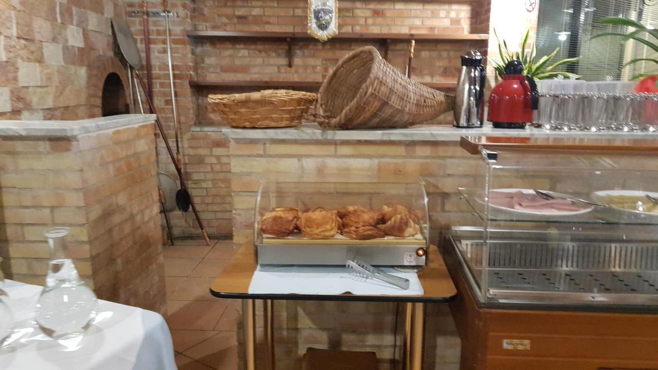 Hotel Holiday Foggia Kültér fotó