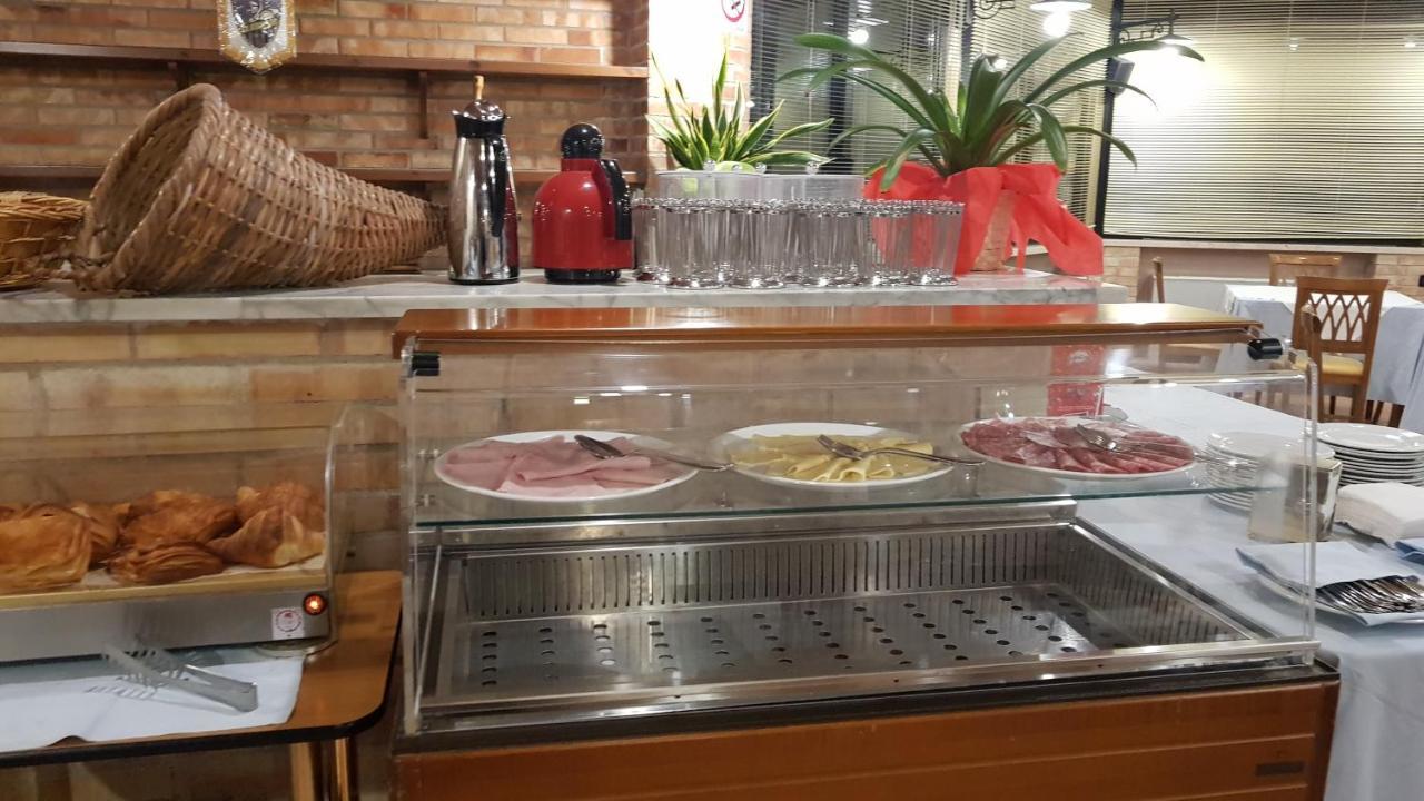 Hotel Holiday Foggia Kültér fotó